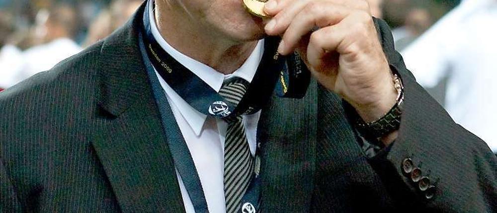Mit Biss. Horst Hrubesch wird alter neuer U-21-Trainer.