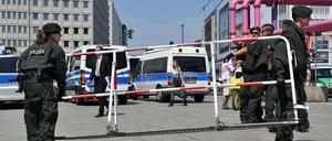 Absperrungen und Verkehrsbehinderungen allüberall: Polizisten stllen Gitte am Potsdamer Platz auf.
