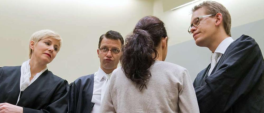 Beate Zschäpe mit ihren Anwälten.