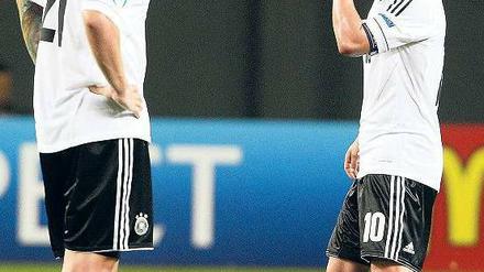 Mit gesenktem Haupt in den Urlaub. Pierre-Michel Lasogga (li.) und Lewis Holtby sind mit Deutschland bereits nach dem zweiten Gruppenspiel ausgeschieden. 