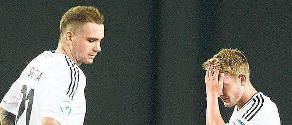 Mit gesenktem Haupt in den Urlaub. Pierre-Michel Lasogga (li.) und Lewis Holtby sind mit Deutschland bereits nach dem zweiten Gruppenspiel ausgeschieden. 