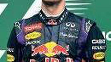 Erfolg zum Genießen. Sebastian Vettel bei der Siegerehrung in Montreal. Foto: AFP