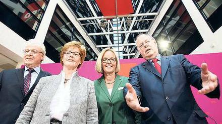Wenigstens die Quote stimmt. Es sind sowohl sechs Männer, als auch sechs Frauen in das Kompetenzteam von Peer Steinbrück berufen worden.