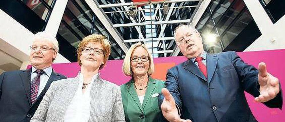 Wenigstens die Quote stimmt. Es sind sowohl sechs Männer, als auch sechs Frauen in das Kompetenzteam von Peer Steinbrück berufen worden.