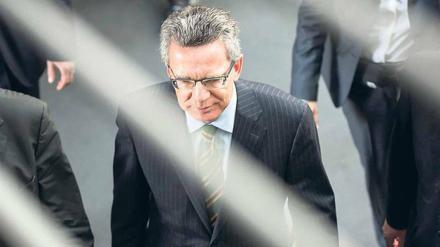 Vier Stunden stand der Bundesverteidigungsminister Thomas de Maizière (CDU) am Montag dem Verteidigungsausschuss des Bundestages Rede und Antwort. Überzeugt hat er dort allerdings nicht. Noch immer ist nicht klar, wann er von wem über das Desaster beim Drohnenprojekt „Euro Hawk“ informiert wurde. 
