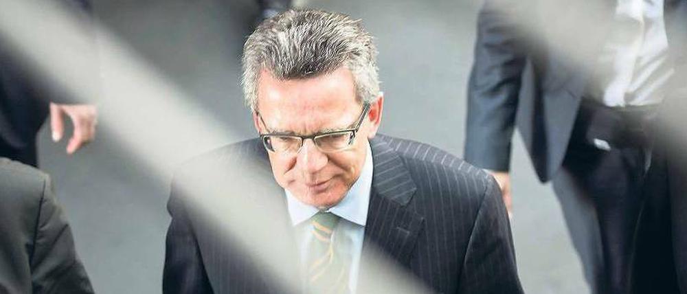 Vier Stunden stand der Bundesverteidigungsminister Thomas de Maizière (CDU) am Montag dem Verteidigungsausschuss des Bundestages Rede und Antwort. Überzeugt hat er dort allerdings nicht. Noch immer ist nicht klar, wann er von wem über das Desaster beim Drohnenprojekt „Euro Hawk“ informiert wurde. 