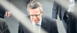 Vier Stunden stand der Bundesverteidigungsminister Thomas de Maizière (CDU) am Montag dem Verteidigungsausschuss des Bundestages Rede und Antwort. Überzeugt hat er dort allerdings nicht. Noch immer ist nicht klar, wann er von wem über das Desaster beim Drohnenprojekt „Euro Hawk“ informiert wurde. 