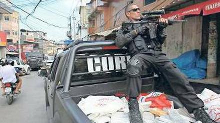 Patrouillen sollen in den Favelas von Rio de Janeiro, hier in Rocinha, mehr Sicherheit bringen. Doch die Bewohner haben Angst vor der Willkür der Polizei. Die großen Medien schweigen dazu. Es sind kleine Favela-Zeitungen, die diese lokalen Themen ansprechen . Foto: dpa