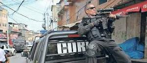 Patrouillen sollen in den Favelas von Rio de Janeiro, hier in Rocinha, mehr Sicherheit bringen. Doch die Bewohner haben Angst vor der Willkür der Polizei. Die großen Medien schweigen dazu. Es sind kleine Favela-Zeitungen, die diese lokalen Themen ansprechen . Foto: dpa