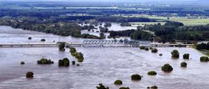 Staatliche Behörden sperrten aus statischen Gründen die Eisenbahnbrücke bei Hämerten in Sachsen-Anhalt. Damit sind die ICE-Hauptverbindungen von Berlin nach Frankfurt/Main und von Berlin nach Hannover unterbrochen.