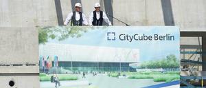 Das Pappschild ist fertig. Arbeiter und Gäste beim Richtfest für den „City Cube“.