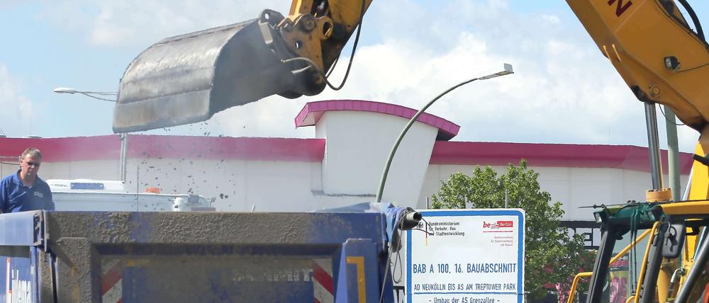 Mit schwerem Gerät wird am 10.06.2013 in Berlin der umstrittene Weiterbau der Stadtautobahn A 100 zwischen den Stadtteilen Neukölln und Treptow in Angriff genommen.