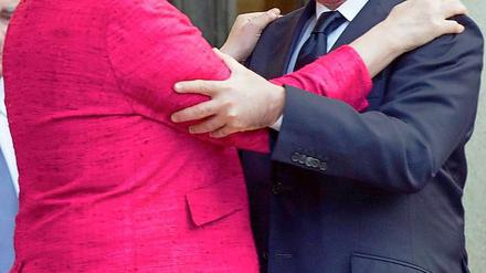 Merkel und Hollande umarmen sich