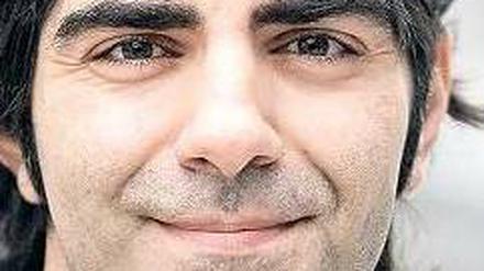Der Hamburger Filmemacher Fatih Akin ("Soul Kitchen", "Gegen die Wand") hat den türkischen Staatspräsidenten Abdullah Gül in einem offenen Brief dazu aufgefordert, die Gewalt in seinem Land zu beenden. Zusammen mit rund 40 weiteren Künstlern appellierte er zudem an Kanzlerin Angela Merkel. 