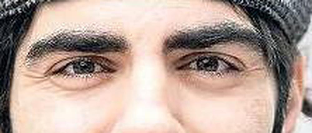Der Hamburger Filmemacher Fatih Akin ("Soul Kitchen", "Gegen die Wand") hat den türkischen Staatspräsidenten Abdullah Gül in einem offenen Brief dazu aufgefordert, die Gewalt in seinem Land zu beenden. Zusammen mit rund 40 weiteren Künstlern appellierte er zudem an Kanzlerin Angela Merkel.