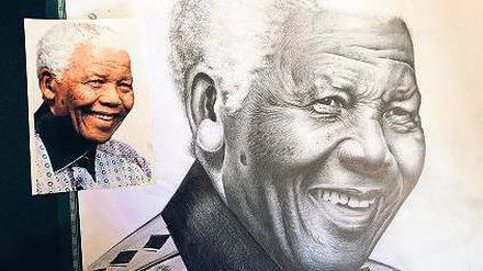 Ernst, aber stabil sei Mandelas Zustand (hier die Zeichnung eines Malers in Johannesburg), verbreitet die Regierung. Die Familie ist bereits an sein Krankenbett geeilt.