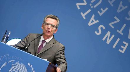 Im Mittelpunkt: Wenn die heiße Wahlkampfphase beginnt, wird der Untersuchungsausschuss des Bundestags zum gescheiterten Rüstungsprojekt „Euro Hawk“ eine zentrale Rolle spielen. Und damit auch Verteidigungsminister Thomas de Maizière.