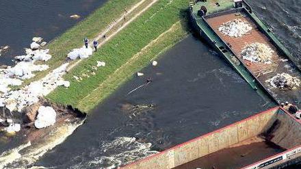 Fast dicht. In den Durchfluss bei Fischbeck wurden gesprengte Kähne bugsiert. Foto: dpa