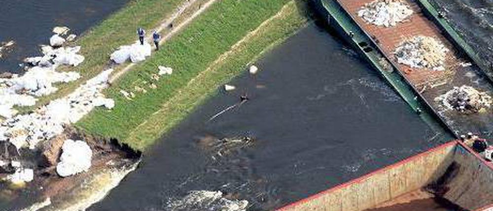 Fast dicht. In den Durchfluss bei Fischbeck wurden gesprengte Kähne bugsiert. Foto: dpa