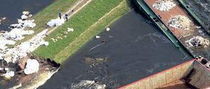 Fast dicht. In den Durchfluss bei Fischbeck wurden gesprengte Kähne bugsiert. Foto: dpa
