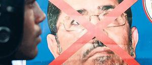 Ein Plakat, auf dem das Bild von Ägyptens Präsident Mursi durchgestrichen ist. 