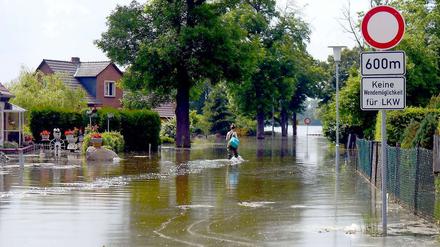 Das Elbe-Hochwasser verliert im Norden seine Kraft, dennoch besteht weiterhin die Gefahr, dass es zu Lecks, Rissen oder Deichbrüchen kommt. Das brandenburgische Breese ist bereits überflutet.