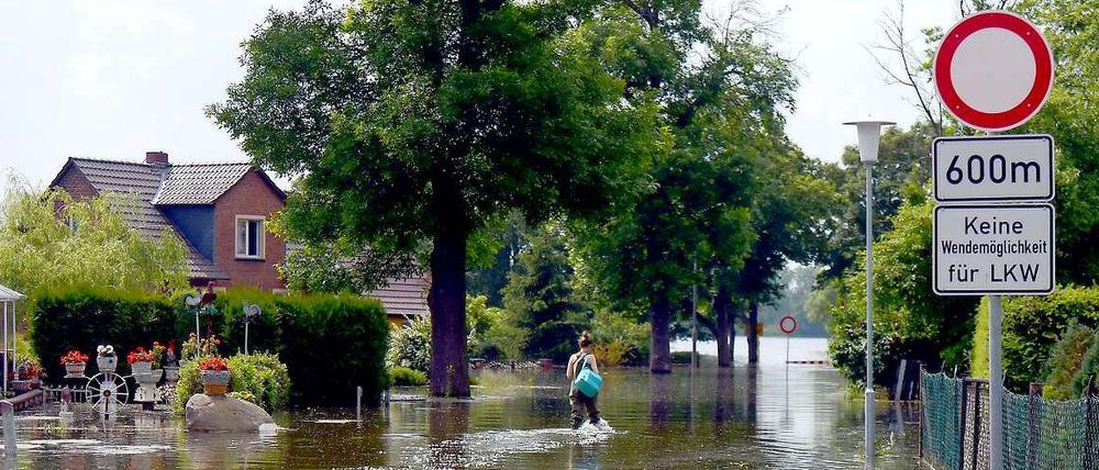 Das Elbe-Hochwasser verliert im Norden seine Kraft, dennoch besteht weiterhin die Gefahr, dass es zu Lecks, Rissen oder Deichbrüchen kommt. Das brandenburgische Breese ist bereits überflutet.
