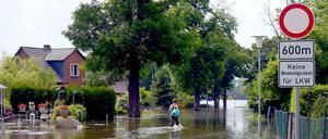 Das Elbe-Hochwasser verliert im Norden seine Kraft, dennoch besteht weiterhin die Gefahr, dass es zu Lecks, Rissen oder Deichbrüchen kommt. Das brandenburgische Breese ist bereits überflutet.