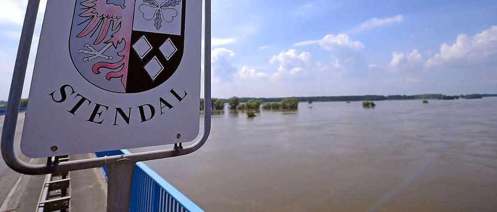 Der Druck auf die Brandenburger Deiche ist immens: Und sie müssen noch eine ganze Weile durchhalten. 