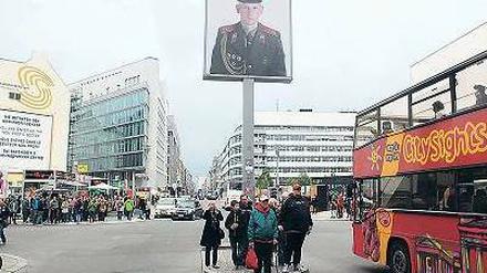 Schwach: Die Kommerzialisierung öffentlichen Raumes geht dem Senat gegen den Strich. Beispiel: Checkpoint Charlie.