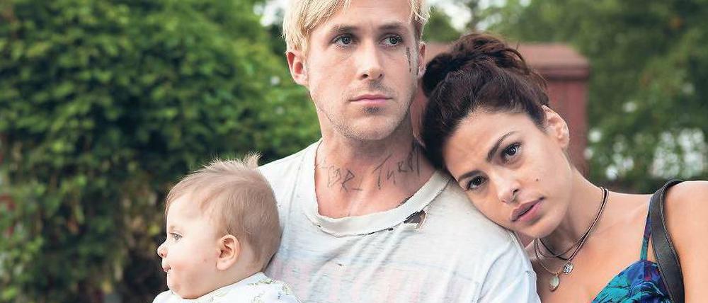 Eine Hoffnung namens Familie. Seit kurzem weiß Luke (Ryan Gosling), dass er mit Romina (Eva Mendes) ein Kind hat. Höchste Zeit, ein irgendwie geregeltes Leben zu führen. Der Film „The Place Beyond the Pines“ läuft ab Donnerstag in 21 Berliner Kinos.