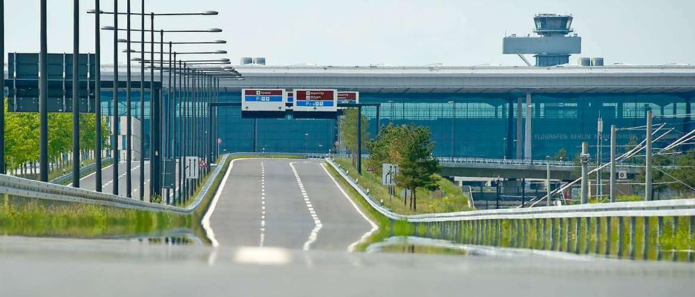 Noch immer wirkt die Straße zum Terminal derzeit wie eine Geisterbahn, aber das Gelände sieht nach dem Abräumen vieler Bauzäune immerhin nicht mehr wie eine riesige Baustelle aus.
