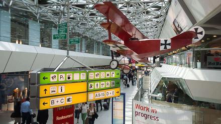 Bereits zum zweiten mal in dieser Woche beklagen Mitarbeiter des Flughafens Tegel Augen- und Atemwegsreizungen.