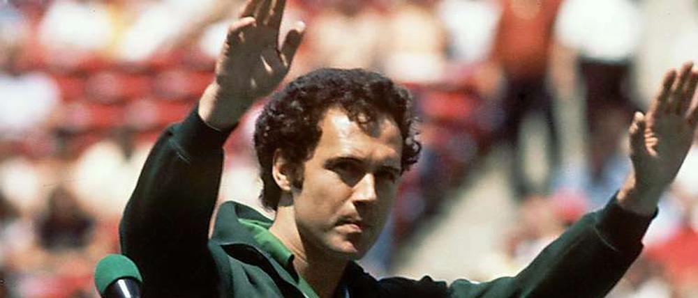 Der Kaiser und ein Volk. Franz Beckenbauer im Trikot von Cosmos New York.