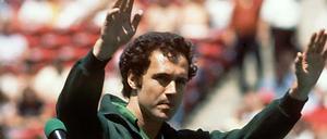 Der Kaiser und ein Volk. Franz Beckenbauer im Trikot von Cosmos New York.