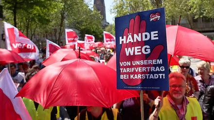 Protest. Schon in der vergangenen Woche hatten Mitarbeiter gegen den Ausstieg von Karstadt aus der Tarifbindung protestiert. 