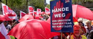 Protest. Schon in der vergangenen Woche hatten Mitarbeiter gegen den Ausstieg von Karstadt aus der Tarifbindung protestiert. 