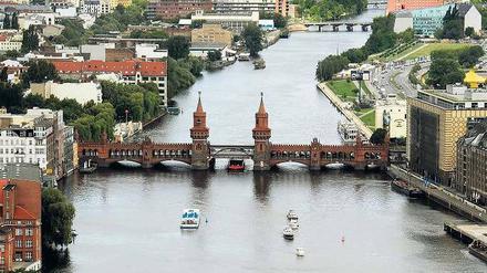 Wahrzeichen. Die 1945 zerstörte Oberbaumbrücke ist eine Station auf der über dreistündigen Dampferfahrt „(Nicht)-Orte: Spuren der NS-Zeit“.