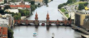 Wahrzeichen. Die 1945 zerstörte Oberbaumbrücke ist eine Station auf der über dreistündigen Dampferfahrt „(Nicht)-Orte: Spuren der NS-Zeit“.