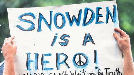 Held der Nation? In New York versammelten sich einige Demonstranten, um Edward Snowden zu unterstützen, der geheime Informationen des US-Nachrichtendienstes NSA an die Öffentlichkeit gegeben hatte. In den Augen mancher ist Snowden ein Kämpfer für Freiheit. In den USA droht ihm jedoch Ärger wegen Geheimnisverrat. Foto: Mario Tama/AFP