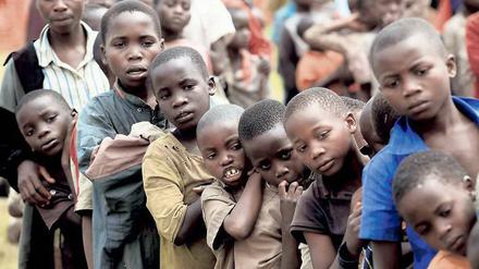 Hungriger Nachwuchs. Kinder stehen in Kisoro (Uganda) für Essen an. Laut Studien wird sich die Bevölkerung in Afrika bis zur Jahrhundertwende vervierfachen.