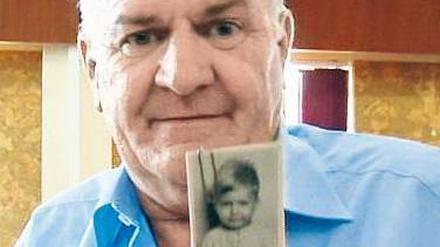 Werner Schellack mit einem Kinderfoto