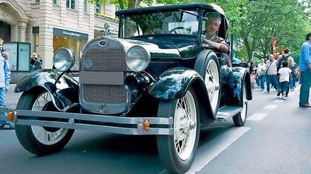 Vorfahrt für Oldtimer. Wie hier beim Ku'damm-Jubiläum im Jahr 2011 werden alte und rare Autos am Wochenende den Boulevard prägen.