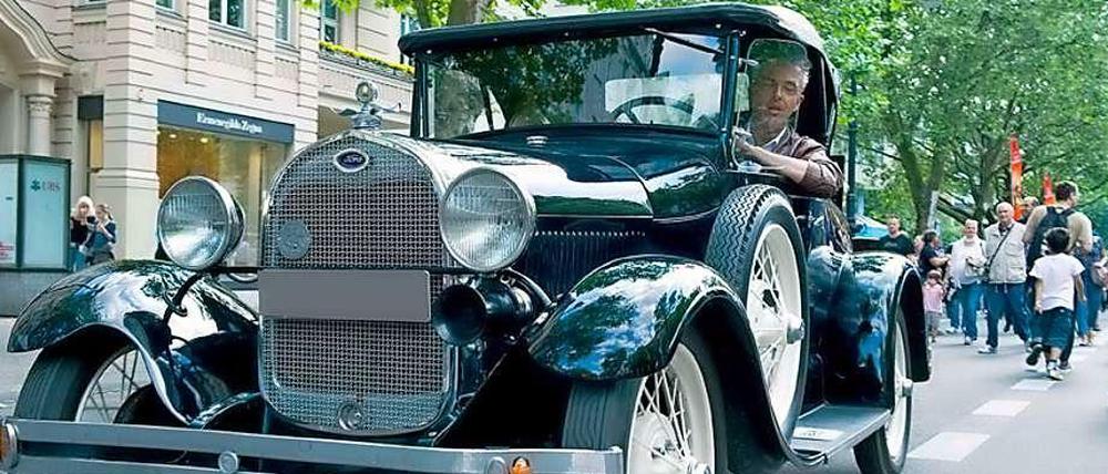 Vorfahrt für Oldtimer. Wie hier beim Ku'damm-Jubiläum im Jahr 2011 werden alte und rare Autos am Wochenende den Boulevard prägen.