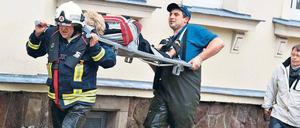 Hochwasser. Rettungskräfte im sächsischen Grimma bringen eine ältere Frau in Sicherheit. 