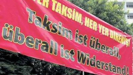 Signal nach Istanbul. Berliner Türken solidarisieren sich am Donnerstag mit den Demonstranten auf dem Taksimplatz. 