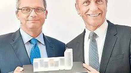 Übergabe erfolgreich. Peter Beckers, stellvertretender Bürgermeister von Friedrichshain-Kreuzberg (links), und Mercedes-Vertriebschef Harald Schuff eröffnen das neue Gebäude an der Mühlenstraße. Foto: dpa