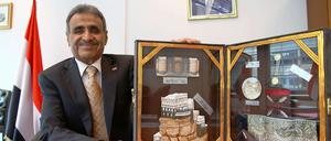 Abdulrahman A. Bahabib, Gesandter der Botschaft der Republik Jemen, zeigt in seinem Büro in der Budapester Straße 37 in Charlottenburg einen Schaukasten mit landestypischem Schmuck und Symbolen der jemenitischen Geschichte.