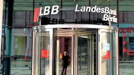 Der Eingang der Landesbank Berlin am Alexanderplatz.