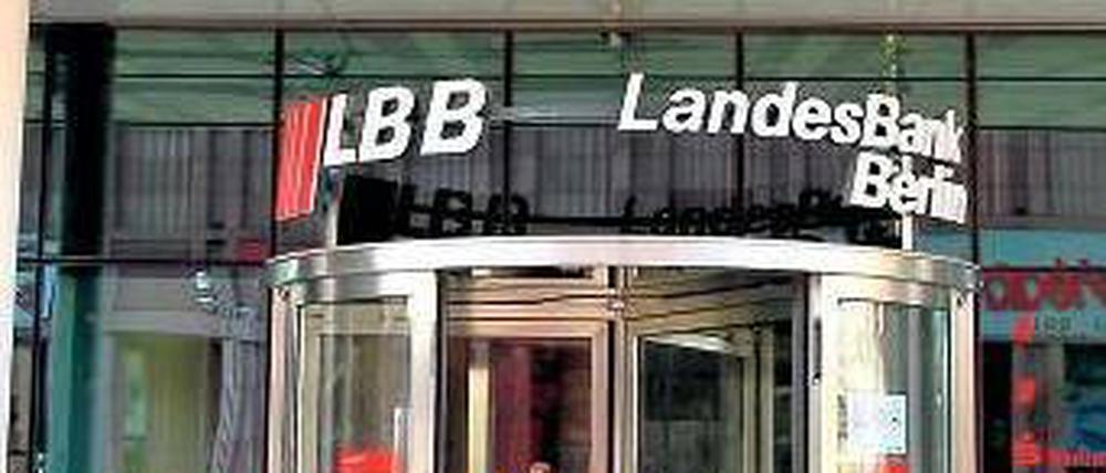 Der Eingang der Landesbank Berlin am Alexanderplatz.